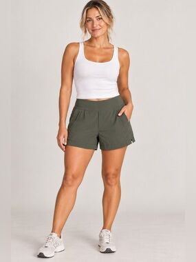 Athleta Trekkie North Shorts Size 18 Olive Green Hiking Travel 3.5”